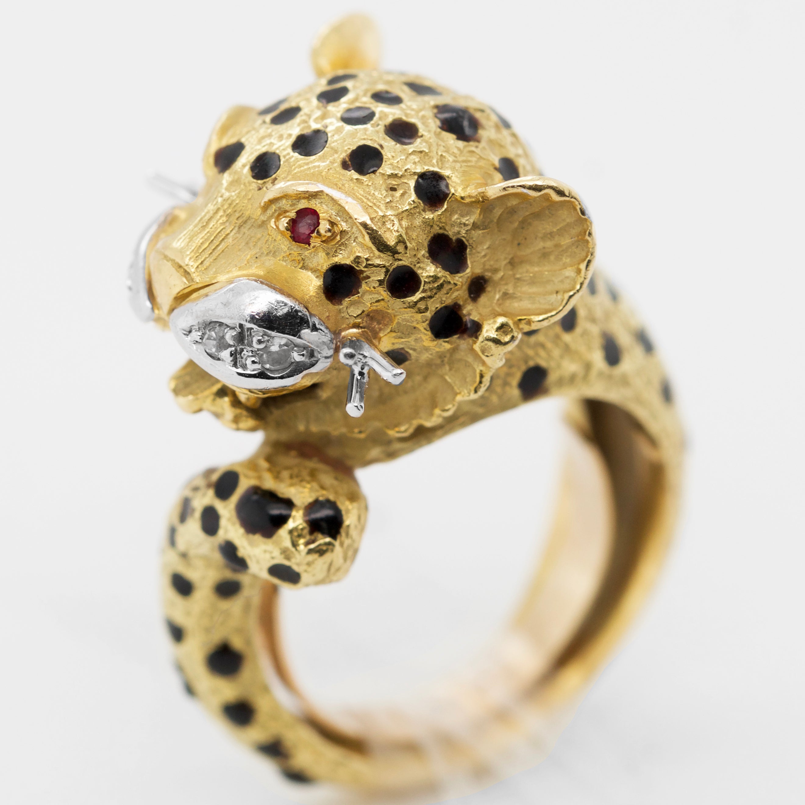 Ladies Vintage 13.4 grams Solid 18k Yellow Gold & .04ctw Diamond Jaguar Ring