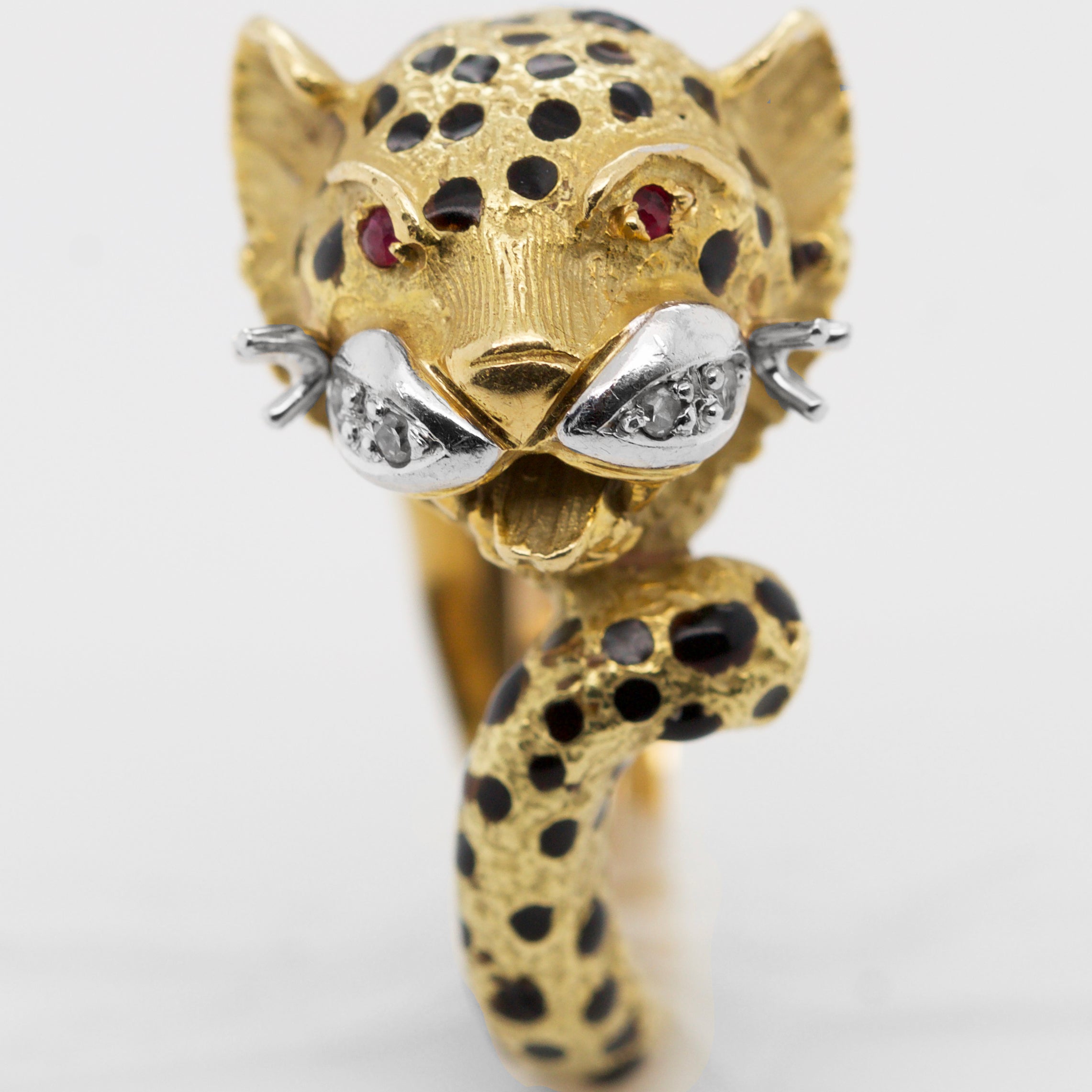 Ladies Vintage 13.4 grams Solid 18k Yellow Gold & .04ctw Diamond Jaguar Ring