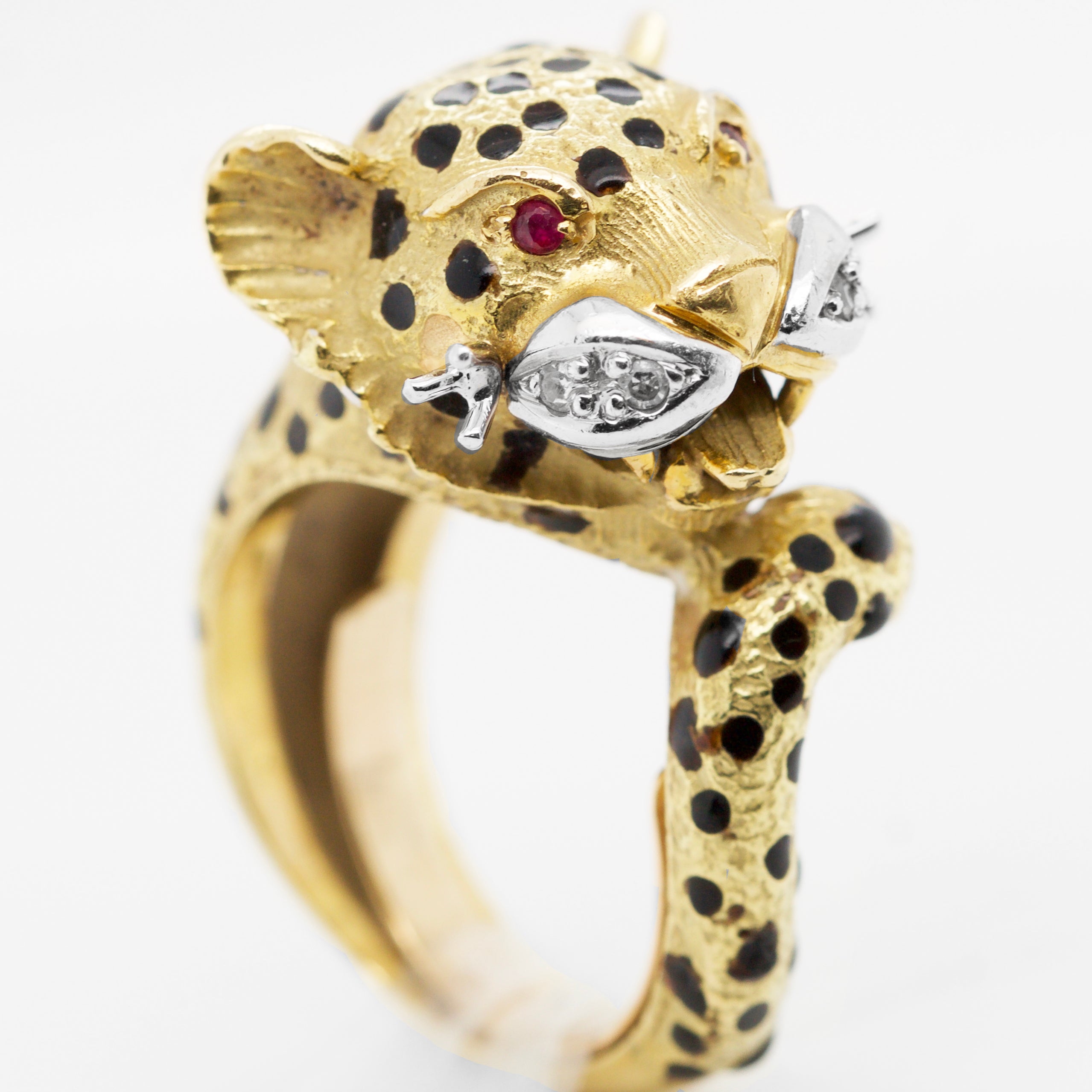 Ladies Vintage 13.4 grams Solid 18k Yellow Gold & .04ctw Diamond Jaguar Ring